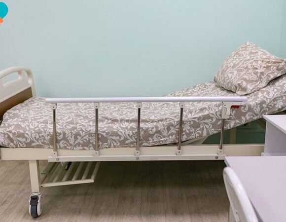 Палата наркологического стационара: медицинская кровать с боковыми ограждениями